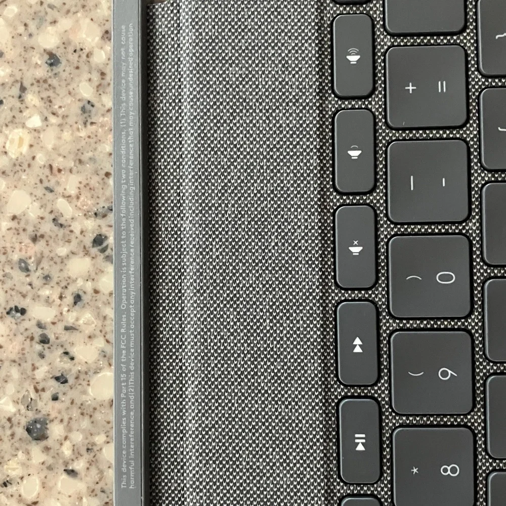 Gray Keyboard with magnetic connector for IPad
